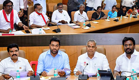 சென்னையில் தூய்மைப் பணியாளர்கள் போராட்டம் தள்ளிவைப்பு - உறுதி அளித்த அமைச்சர்கள் கூறியது என்ன?