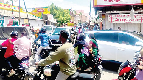 திருப்பரங்குன்றம் கோயில் பகுதியில் முகூர்த்த நாட்களில் போக்குவரத்து நெருக்கடியில் நிற்கும் வாகனங்களிடமும் கட்டணம் வசூலிக்கின்றனர்.