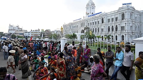 “முதல்வருக்கு அவகாசம் கொடுங்கள்” - தூய்மைப் பணியாளர்களிடம் அமைச்சர்கள் வேண்டுகோள்