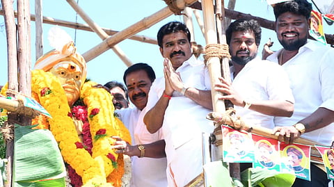 மதுரையில் வ.உ.சி. சிலைக்கு மாலை அணிவித்து மரியாதை செலுத்திய அமைச்சர் நிர்மல்குமார். 