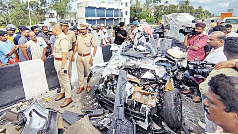 திருச்சூர் அருகே கைப்பமங்கலத்தில் லாரி மீது மோதிய விபத்தில் உருக்குலைந்த கார்.