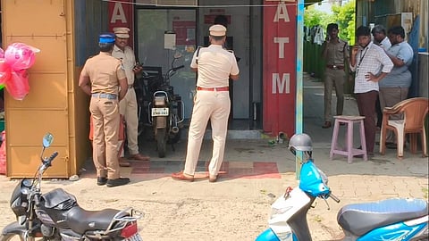 ஏடிஎம் இயந்திரம்&nbsp;கொள்ளையடிக்ப்பட்ட ஏடிஎம் மையம்.