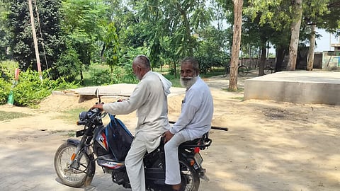 இரு சக்கர வாகனத்தில் புறப்பட்டுச் செல்லும் சகோதரர்கள் கிருஷ்ணா, சீதாராம்.