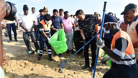 காவலர் தினத்தை முன்னிட்டு பெசன்ட் நகர் கடற்கரையில் தூய்மைப் பணி: 1,000 பேர் பங்கேற்பு
