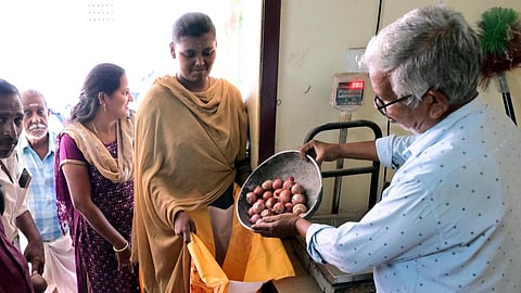 25 சதவீதம் சிறப்பு ஊதிய உயர்வு கோரி ரேஷன் கடை ஊழியர்கள் கருப்பு பேட்ஜ் அணிந்து போராட்டம்