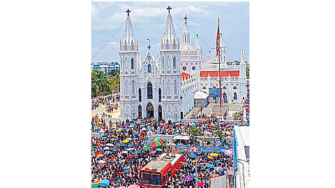 ஆண்டுப் பெருவிழாவை முன்னிட்டு பெரிய தேர் பவனி இன்று நடைபெற உள்ளது. இதையொட்டி, வேளாங்கண்ணியில் நேற்று குவிந்த பக்தர்கள் கூட்டம்.