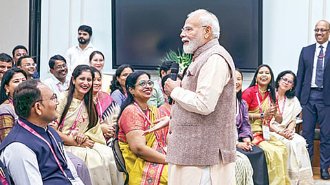 செல்போன் மோகத்தில் இருந்து மாணவர்களை மீட்க வேண்டும்: ஆசிரியர்களுக்கு பிரதமர் மோடி அறிவுரை