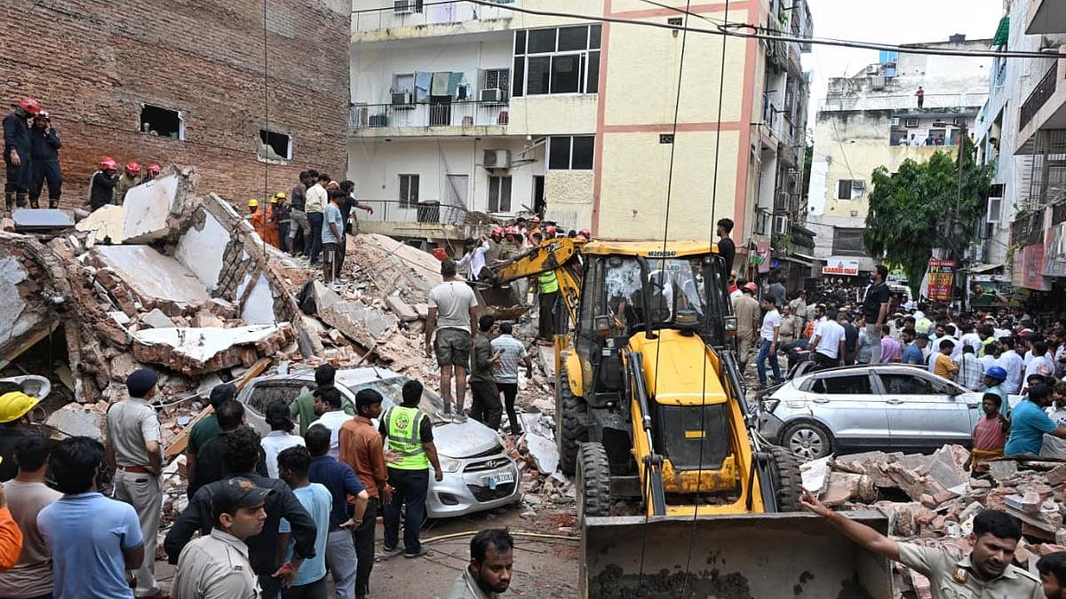 டெல்லியில் 5 மாடி கட்டடம் இடிந்து விபத்து: 3 பேர் மீட்பு