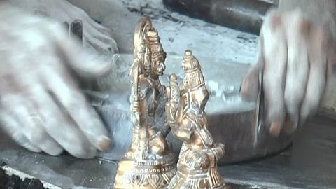 உத்தர பிரதேசத்​தின் அலிகரில் இந்து கடவுள் சிலைகளை வடிக்கும் முஸ்லிம்கள்