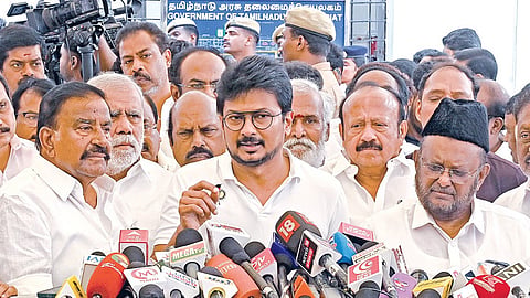 சட்டப்பேரவையில் இருந்து வெளிநடப்பு செய்தபின் செய்தியாளர்களைச் சந்தித்த எதிர்க்கட்சித் தலைவர் உதயநிதி ஸ்டாலின் மற்றும் திமுக எம்எல்ஏக்கள். 	         படம்: ம.பிரபு