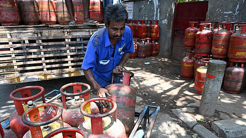 கிராமங்களில் எல்பிஜி சிலிண்டர் முன்பதிவு இடைவெளி  25 நாட்களாக குறைப்பு