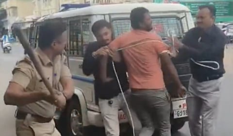 லிவ்-இன் உறவில் இருந்த பெண் அடித்துக் கொலை - கொலையாளிக்கு லத்தி அடி