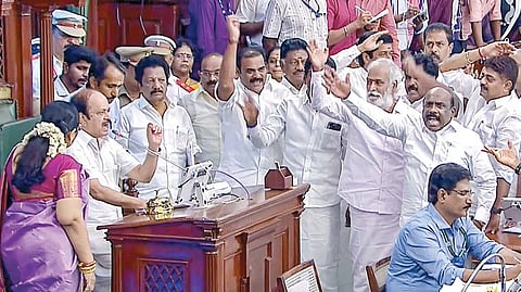 மிசா, சர்க்காரியா கமிஷன் தொடர்பாகச் சட்டப்பேரவையில் முதல்வர் பேசியதை அவைக் குறிப்பில் இருந்து நீக்க பேரவைத் தலைவர் ஜேசிடி பிரபாகர் மறுத்ததைத் தொடர்ந்து, அவருடைய இருக்கையை முற்றுகையிட்டு அமளியில் ஈடுபட்ட திமுக எம்எல்ஏக்கள்.