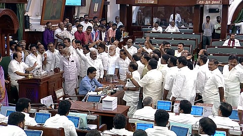 சட்டப்பேரவையில் இருந்து திமுகவினர் கூண்டோடு வெளியேற்றம்