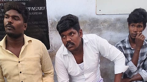 வெள்ளை சட்டை நபர் சின்ன குட்டி