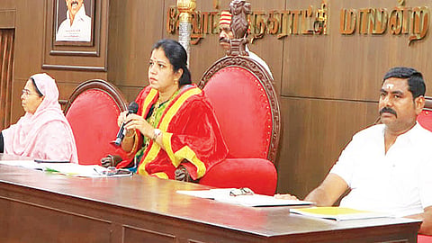 வேலூர் மாநகராட்சி கவுன்சிலர்கள் கூட்டம் மேயர் சுஜாதா ஆனந்தகுமார் தலைமையில்  நடைபெற்றது. அருகில், துணை மேயர் சுனில்குமார், ஆணையர் சுல்தானா, பொறியாளர் கண்ணன் உள்ளிட்டோர்.