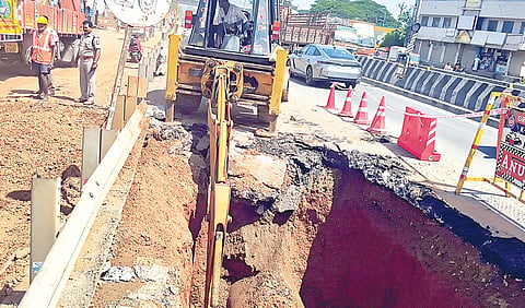 புழலில் குடிநீர் குழாய் உடைந்து 15 அடி ஆழத்துக்கு பள்ளம்: சாலையில் தண்ணீர் பெருக்கெடுத்து ஓடியதால் போக்குவரத்து பாதிப்பு