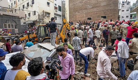 டெல்லி விடுதி விபத்தில் உயிரிழப்பு 7 ஆனது - அதிகாரிகள் 5 பேர் பணி இடைநீக்கம்