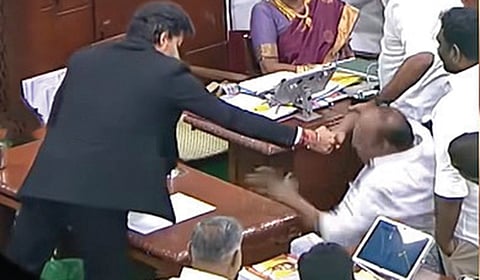 சட்டப்பேரவையில் தடுமாறிய திமுக எம்எல்ஏ துரை சந்திரசேகரனை கைகொடுத்து தூக்கி விட்ட முதல்வர் விஜய்.