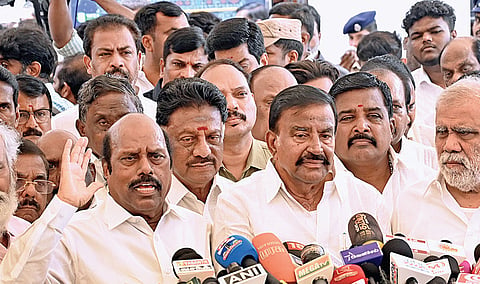 சட்டப்பேரவையில் இருந்து வெளிநடப்பு செய்தபின் செய்தியாளர்களைச் சந்தித்த எ.வ.வேலு, கே.என்.நேரு உள்ளிட்ட திமுக எம்எல்ஏக்கள். | படம்: ம.பிரபு |