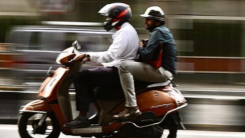 பைக் டாக்ஸி சேவையை முறைப்படுத்தக் குழு: உயர் நீதிமன்றத்தில் அரசு தகவல்
