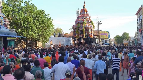 திருச்செந்தூர் ஆவணித் திருவிழா தேரோட்டம்: ஆயிரக்கணக்கான பக்தர்கள் வடம் பிடித்து இழுத்தனர்