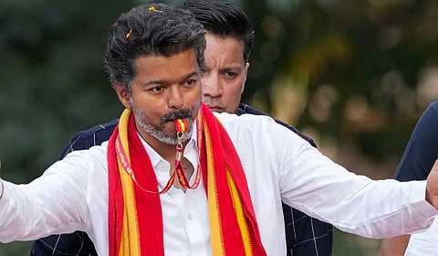 தவெகவுக்கு அங்கீகரிக்கப்பட்ட மாநில கட்சி அந்தஸ்து: விசில் சின்னத்தையும் உறுதி செய்தது தேர்தல் ஆணையம் 