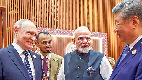 டெல்லி பாரத் மண்டபத்தில் பிரிக்ஸ் உச்சி மாநாடு நேற்று தொடங்கியது. முதல்நாள் மாநாட்டில் ரஷ்ய அதிபர் விளாடிமிர் புதின், சீன அதிபர் ஜி ஜின்பிங்குடன் பிரதமர் நரேந்திர மோடி உரையாடினார். படம்: பிடிஐ