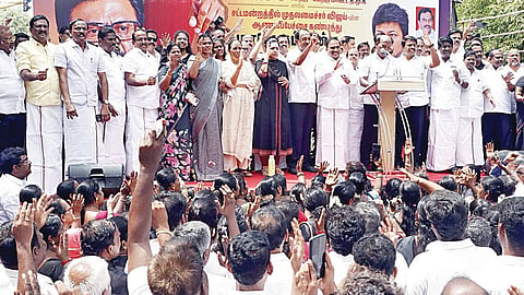 சட்டப்பேரவையில் மிசா குறித்து முதல்வர் விஜய் பேசியதைக் கண்டித்து திமுக சார்பில் கண்டன ஆர்ப்பாட்டம், சென்னை சைதாப்பேட்டை கலைஞர் பொன்விழா நுழைவாயில் அருகே நேற்று நடைபெற்றது. இதில்,  ஆ.ராசா எம்.பி., முன்னாள் அமைச்சர் மா.சுப்பிரமணியன், மு.க.தமிழரசு, தமிழச்சி தங்கபாண்டியன் எம்.பி மற்றும் நிர்வாகிகள் பங்கேற்றனர். படம்: எல்.சீனிவாசன்
