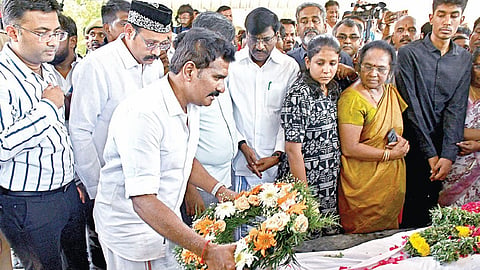 பட்டிமன்ற நடுவர் சாலமன் பாப்பையாவின் உடலுக்கு அரசு சார்பில் அஞ்சலி செலுத்திய அமைச்சர்கள் நிர்மல் குமார், விஸ்வநாதன், மதார் பதுருதீன் எம்எல்ஏ, மாவட்ட ஆட்சியர் நிஷாந்த் கிருஷ்ணா ஆகியோர். படம். நா.தங்கரத்தினம்