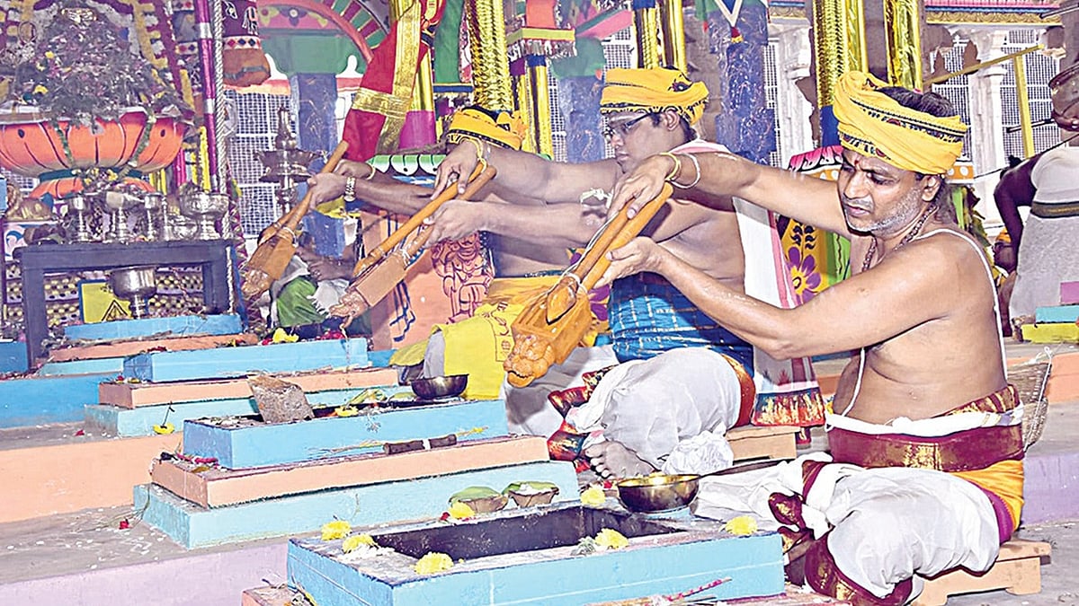 மதுரை மீனாட்சியம்மன் கோயில் குடமுழுக்கு விழா: சித்திரை வீதிகளில் நுழைய பக்தர்களுக்கு தடை