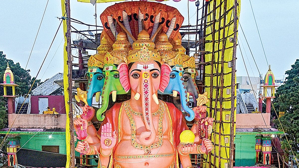விநாயகர் சதுர்த்தி விழா இன்று கோலாகல கொண்டாட்டம்: தமிழகம் முழுவதும் 1 லட்சம் போலீஸார் பாதுகாப்பு