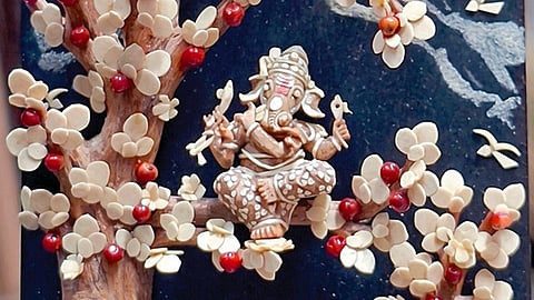 விநாயகர் சதுர்த்தி: 2 செ.மீ. சந்தன கட்டையில் ‘குழலூதும் கணபதி’ நுண்சிற்பம் - திருமழிசை கலைஞர் அசத்தல்