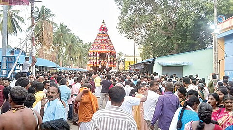 பிள்ளையார்பட்டி கற்பக விநாயகர் கோயிலில் நடைபெற்ற தேரோட்டத்தில் திரளான பக்தர்கள் பங்கேற்று தேரை வடம்பிடித்து இழுத்தனர்.
