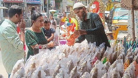 விநாயகர் சிலைகளை விற்பனை செய்யும் அப்துல் ஹக்கீம்