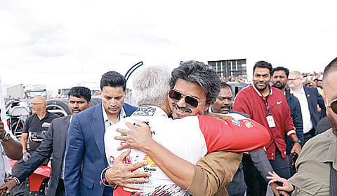 கார் பந்தய மைதானத்துக்கு வந்த முதல்வர் விஜய்யை கட்டியணைத்து வரவேற்கிறார் நடிகர் அஜித்குமார்.
