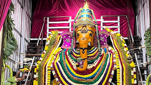 கோவை புலியகுளம் முந்தி விநாயகர் கோயிலில், ராஜ அலங்காரத்தில் பக்தர்களுக்கு காட்சியளித்த முந்தி விநாயகர்.