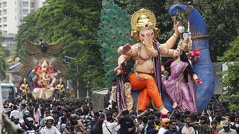 மும்பையில் விநாயகர் சேவையில் முஸ்லிம் குடும்பம்: மதநல்லிணக்கத்துக்கு முன்னுதாரணம்