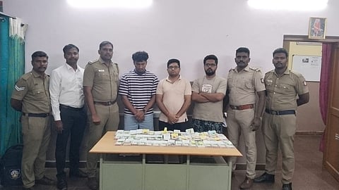ஆனைமலை தடை செய்யப்பட்ட 5900 லாட்டரி  சீட்டுகளை போலீஸார் பறிமுதல் 6 பேரை கைது செய்தனர்.
