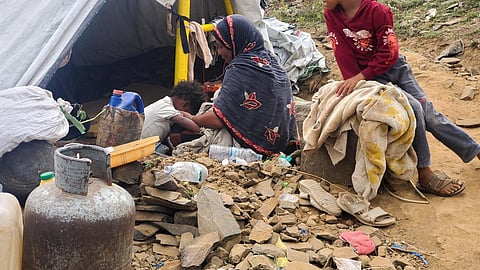 ஏமன் அரசு படைக்கும் ஹவுதி கிளர்ச்சியாளர்களுக்கும் இடையேயான மோதல் காரணமாக இடம்பெயர்ந்து முகாமில் தங்கியுள்ள குடும்பம்