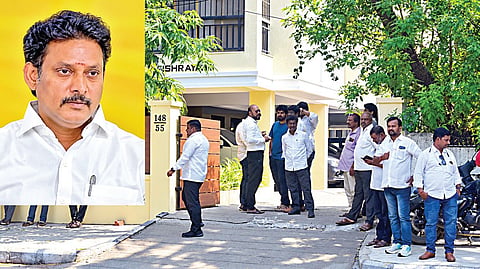 சென்னை பசுமை வழிச் சாலையில் உள்ள அடுக்குமாடி குடியிருப்பில், அன்பில் மகேஸ் வசிக்கும் வீட்டில் போலீஸார் நேற்று சோதனை நடத்தினர். படம்: எல்.சீனிவாசன்