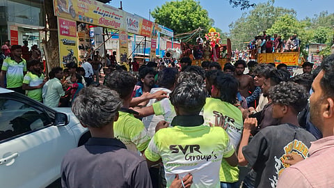மேட்டூரில் விநாயகர் சிலை ஊர்வலத்தில் இரு தரப்பு இளைஞர்கள் இடையே கடும் மோதல்