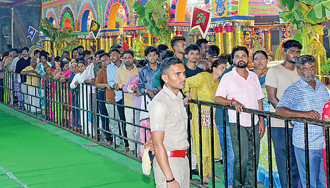 மதுரை மீனாட்சியம்மன் கோயில் குடமுழுக்கை முன்னிட்டு நடைபெற்று வரும் யாகசாலை பூஜைகளை நேற்று கோயிலுக்கு வந்த திரளான பக்தர்கள் வரிசையில் சென்று பார்வையிட்டு தரிசனம் செய்தனர்.