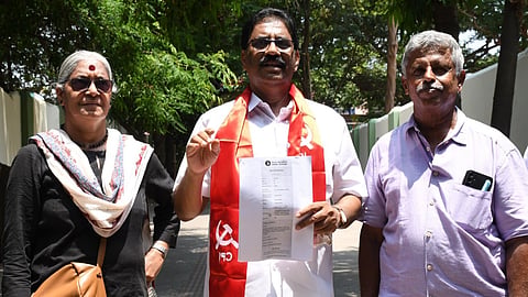 வேட்பாளர் சலீம் உடன் ஆனி ராஜா