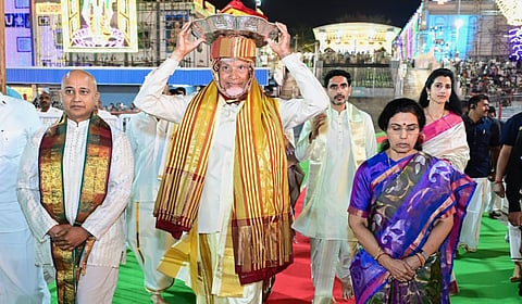 திருப்பதி பிரம்மோற்சவம் தொடங்கியது: முதல்வர் சந்திரபாபு நாயுடு பட்டு வஸ்திரம் காணிக்கை 