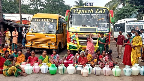 தங்கம்மாள்புரத்தில் குடிநீர் பிரச்சினையை சரி செய்யக் கோரி தேனி - வருசநாடு செல்லும் சாலையில் காலிக் குடங்களுடன் போராட்டத்தில் ஈடுபட்ட பொதுமக்கள்.