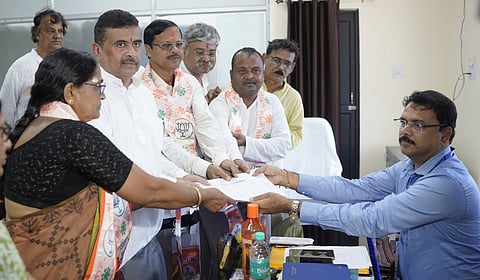 மேற்கு வங்க நந்திகிராம் இடைத்தேர்தலில் முதல்வர் சுவேந்து அதிகாரி உதவியாளரின் தாயார் போட்டி