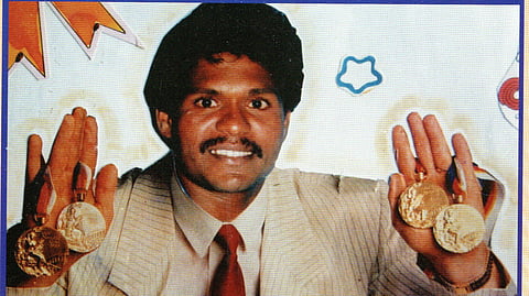 'டைகர்' ராஜரத்தினம் அவருடைய இரண்டு ஆசிய விளையாட்டுப்போட்டி தங்கப் பதக்கங்களுடன்