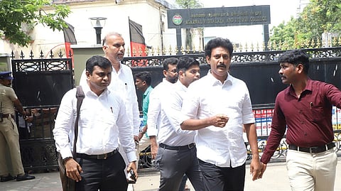 திமுக ஆட்சியில் தனியார் பள்ளிகளுக்கு அனுமதி வழங்கியதில் ரூ.100 கோடி மோசடி தொடர்பான விசாரணைக்காக, சென்னை வேப்பேரி போலீஸ் கமிஷனர் அலுவலகத்தில் முன்னாள் அமைச்சர் அன்பில் மகேஸ் வழக்கறிஞர்களுடன் ஆஜரானார். படம்: எல்.சீனிவாசன்