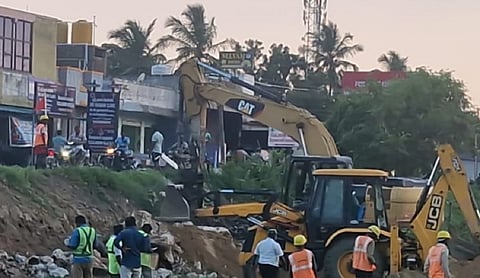 ‘உறுதியான’ பாலத்தை இடிக்க எதிர்ப்பு: காஞ்சிபுரத்தில் அதிகாரிகள் உடன் சமூக ஆர்வலர்கள் வாக்குவாதம்